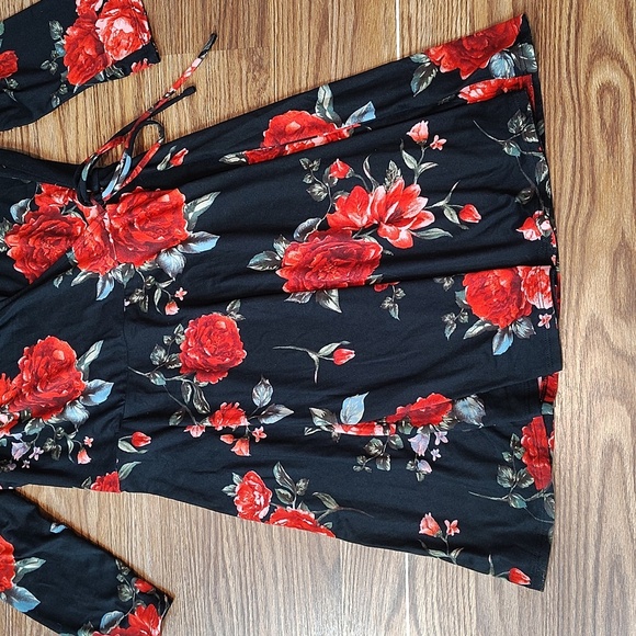 A. Byer Ladies V-Neck Floral Dress,  X-Large,  Black and Roses Floral Dress - Picture 3 of 7